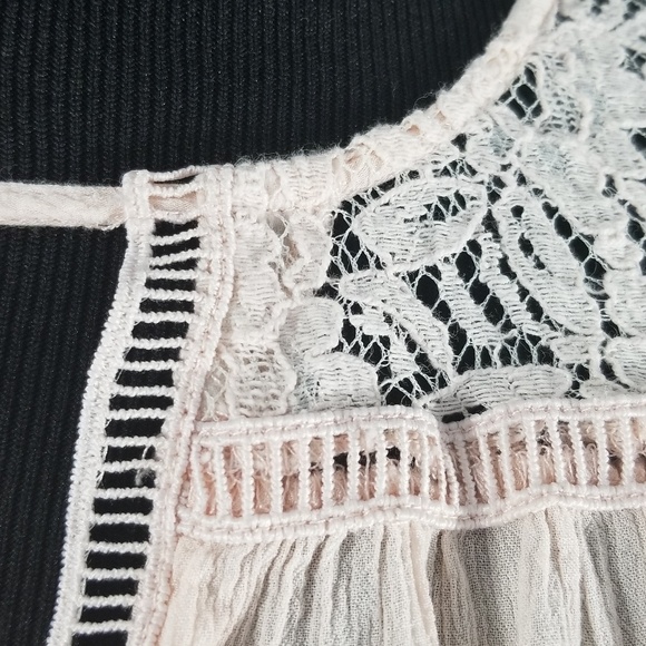 "C" Soft Pink Lacy Top. Sz S - Picture 5 of 7